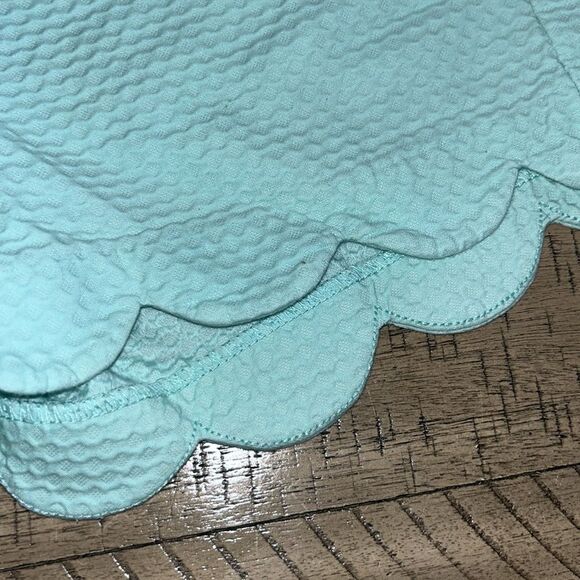 Lilly Pulitzer scallop trim Butter🧈cup Shorts 🩳 4 pockets 4 gear ⚙️ 💄 💳🪪💵 - Picture 6 of 17